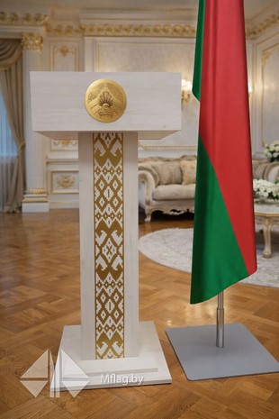 Трибуна белая, скандинавское дерево с  золотыми наклейками 